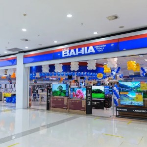 Foto de uma fachada de loja da rede Casas Bahia, com logo e faixa azul da companhia. As ações da Casas Bahia (BHIA3) estão entre as maiores altas do Ibovespa em 29/04/2024