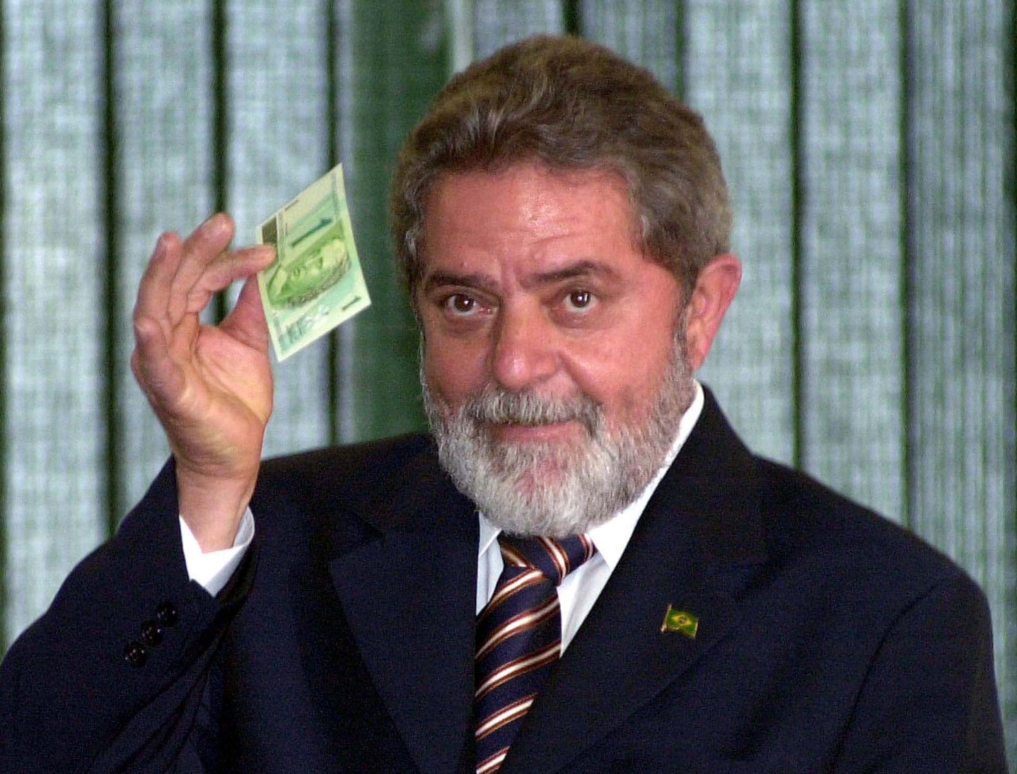 Luiz Inácio Lula da Silva segura cédula de R$ 1
