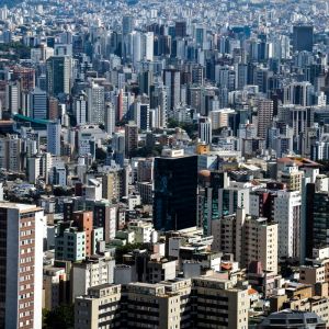 Foto aérea mostra centenas de prédios residenciais e comerciais de Belo Horizonte. A matéria fala sobre qual fundo imobiliário investir