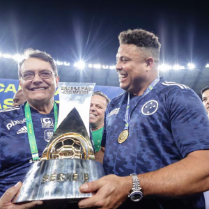 Pedro Lourenço, novo dono da SAF do Cruzeiro, comemora título da Série B com Ronaldo. Foto: Staff Images / Divulgação Cruzeiro