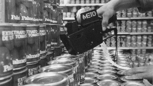 Funcionário de supermercado remarca preços de alimentos com máquina manual durante o governo do presidente José Sarney. Foto: Arquivo/Estadão Conteúdo - 6/11/1988