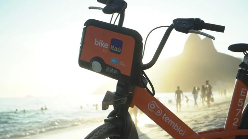 Bicicleta da Tembici, empresa de compartilhamento, na orla do Rio de Janeiro. Foto: Divulgação