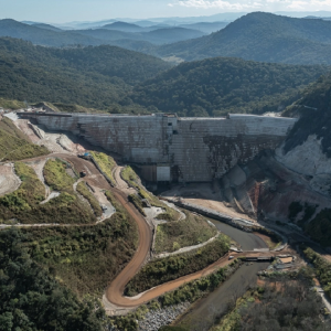 Foto de uma barragem da mineradora Vale (VALE3), da qual a Bradespar (BRAP4) detém 3,34% do capital. A matéria discute a distribuição de dividendos da Bradespar.