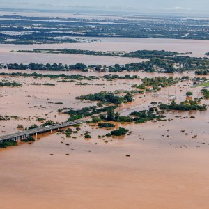 Foto de área afetada pelas chuvas no Rio Grande do Sul. A matéria descreve a inflação de alimentos provocada pela enchente no Estado.