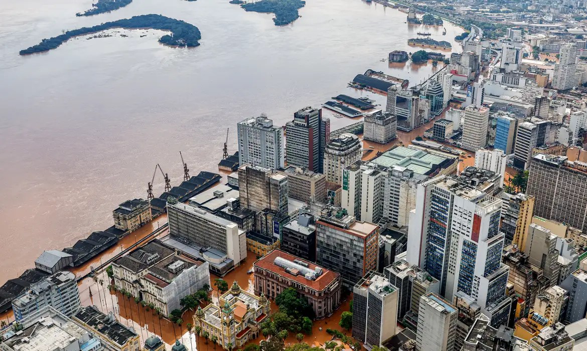 Foto aérea mostra parte de uma cidade do Rio Grande do Sul em meio à enchente de abril de 2024. Tema matéria é a ajuda do governo federal ao RS