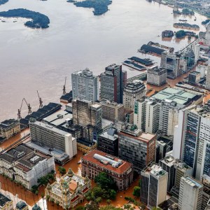 Foto aérea mostra parte de uma cidade do Rio Grande do Sul em meio à enchente de abril de 2024. Tema matéria é a ajuda do governo federal ao RS