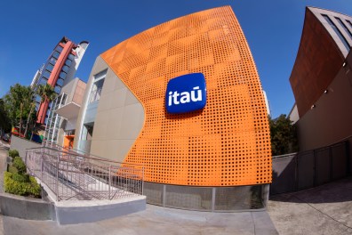 Itaú (ITUB4) pode pagar mais dividendo extra em 2024, diz Milton Maluhy Filho