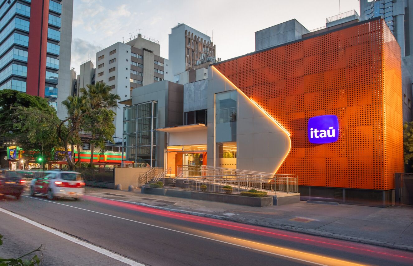 Nova fachada de agência do banco Itaú