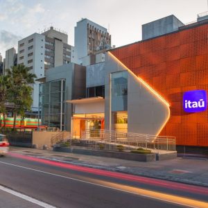 Nova fachada de agência do banco Itaú