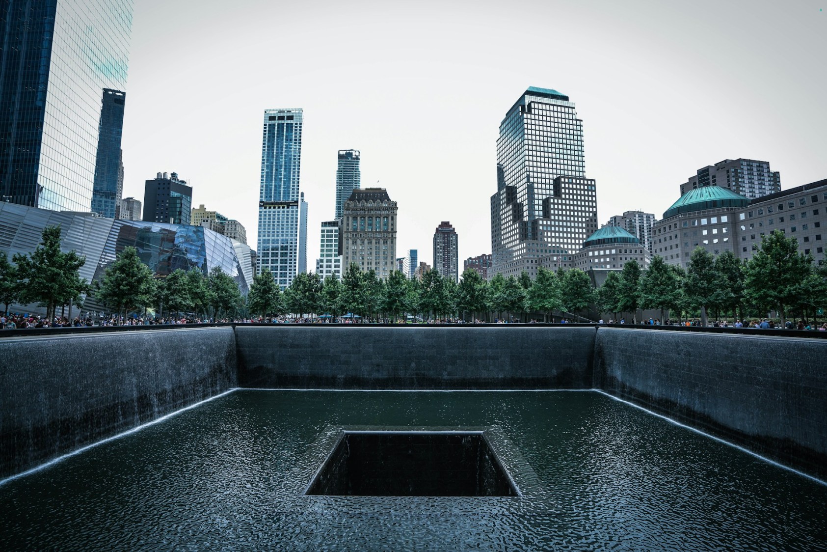 Localizado onde estavam as Torres Gêmeas, o 9/11 Memorial foi construído para homenagear as vítimas tanto do ataque de 11 de setembro de 2001 como as do atentado ao World Trade Center de 1993, que deixou seis mortos.