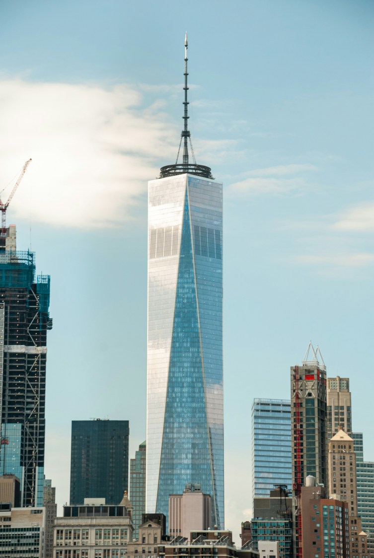 O One World Trade Center está na rua oposta ao 9/11 Memorial. Com mais de 100 andares, esse é o terceiro prédio mais alto do mundo, e o topo do arranha-céu quase se perde ao olhar de baixo.
