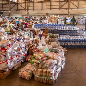 Local de doação de alimentos para vítimas das chuvas no Rio Grande do Sul