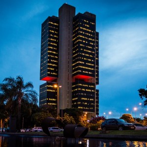 Foto da sede do Banco Central, em Brasília (DF). A matéria detalha revisões do Itaú para a Selic em 2024.