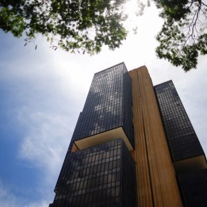 Foto do edifício sede do Banco Central em Brasília (DF). O prédio de mármore e vidro preto é o local onde o Copom toma a decisão sobre a Selic.
