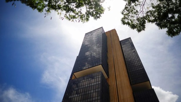 Foto do edifício sede do Banco Central em Brasília (DF). O prédio de mármore e vidro preto é o local onde o Copom toma a decisão sobre a Selic.