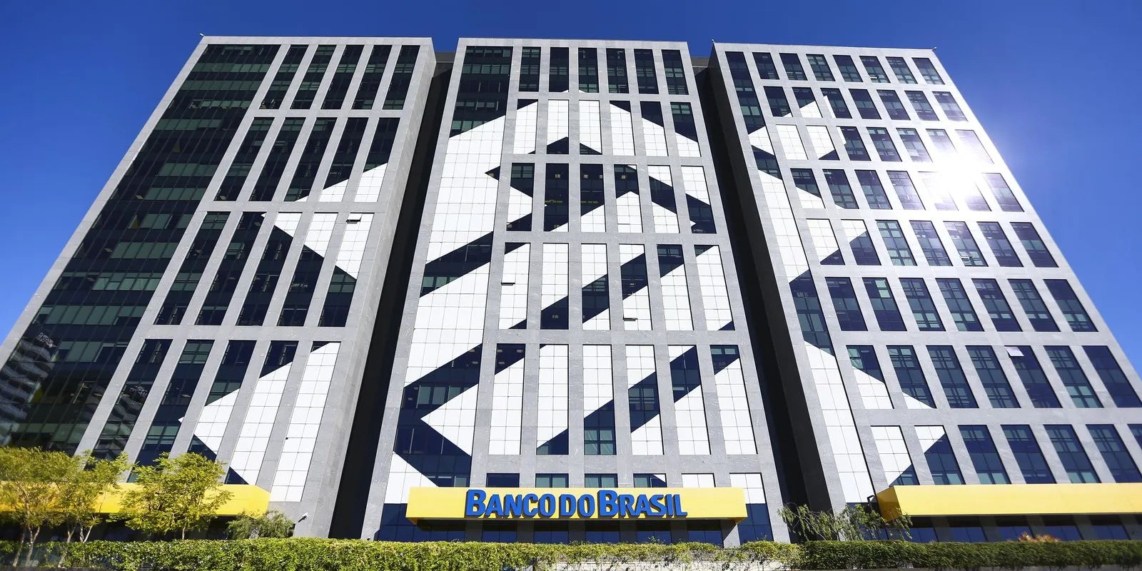 Foto do edifício sede do Banco do Brasil, em Brasília (DF), um prédio de vidro com o logo do BB, um dos bancos com agenda para pagar dividendos em junho.