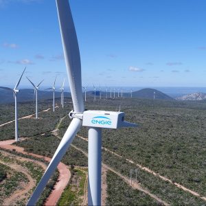 Foto de uma turbina eólica branca com logo da Engie Brasil (EGIE3), um dos destaques da agenda de dividendos de julho.