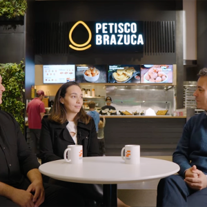 Imagem reproduzida do vídeo de entrevista com os empresários responsáveis pela franquia Petisco Brazuca, lanchonete fast-food que vende coxinhas em Nova Iorque.
