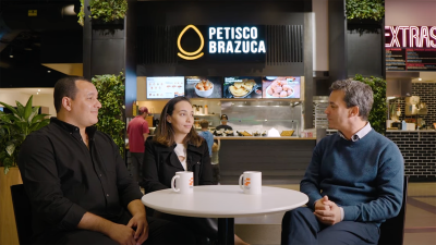 Imagem reproduzida do vídeo de entrevista com os empresários responsáveis pela franquia Petisco Brazuca, lanchonete fast-food que vende coxinhas em Nova Iorque.