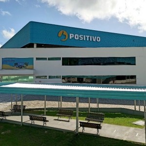 Imagem da fachada de uma das fábridas da Positivo Tecnologia (POSI3)