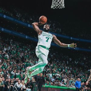 Jaylen Brown, astro da NBA, é considerado a cabeça que lidera a confiança do Boston Celtics. Foto: @celtics / reprodução