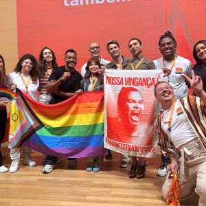 Reinaldo Bulgarelli, ao centro, junto com o Sou como Sou, grupo de afinidade LGBTI+ do Itaú Unibanco. Foto: Lívia Venaglia / Inteligência Financeira