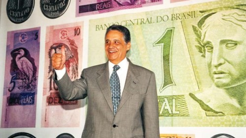 Fernando Henrique Cardoso, então ministro da Fazenda, posa com as imagens das cédulas do Plano Real. Foto: Getúlio Gurgel / Acervo Instituto FHC