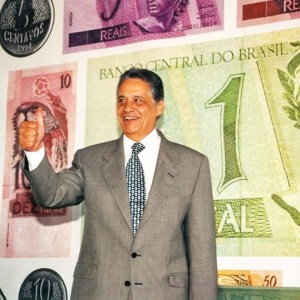 Fernando Henrique Cardoso, então ministro da Fazenda, posa com as imagens das cédulas do Plano Real. Foto: Getúlio Gurgel / Acervo Instituto FHC