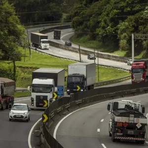 Imposto do pecado exclui caminhões por serem 'atividade produtiva', com impacto econômico, alega deputado. Foto: Guitto Moreto / Agência O Globo