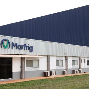 Imagem da fachada da Marfrig em uma das unidades da empresa.