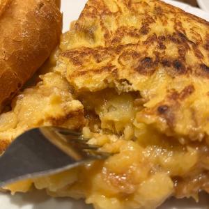 Tortilla de batatas com cebola e pão de acompanhamento, Casa Dani, melhores tortillas de Madrid Foto: Redação