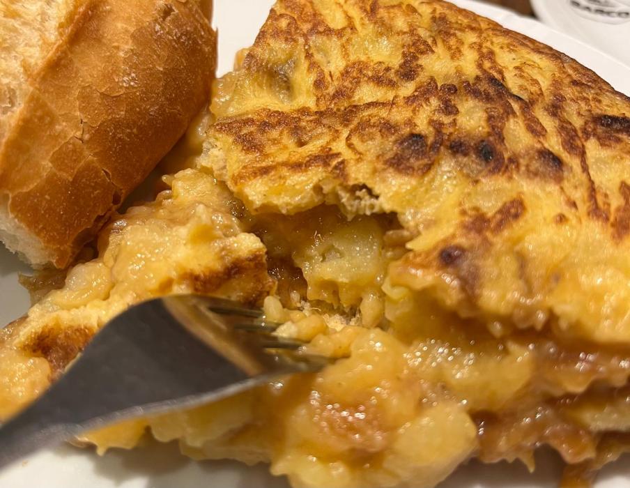 Tortilla de batatas com cebola e pão de acompanhamento, Casa Dani, melhores tortillas de Madrid Foto: Redação