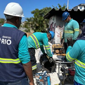 Foto de funcionários da empresa Águas do Rio, cujas debêntures estão em destaque entre investimentos isentos de Imposto de Renda, vestidos de uniforme azul,