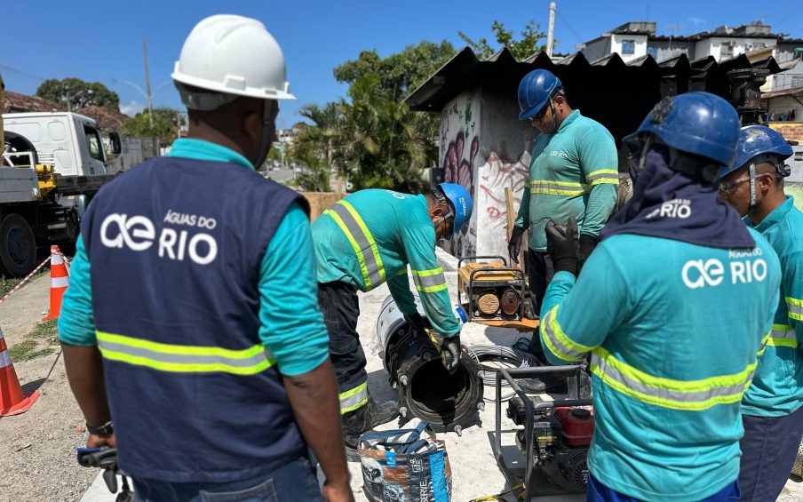 Foto de funcionários da empresa Águas do Rio, cujas debêntures estão em destaque entre investimentos isentos de Imposto de Renda, vestidos de uniforme azul,